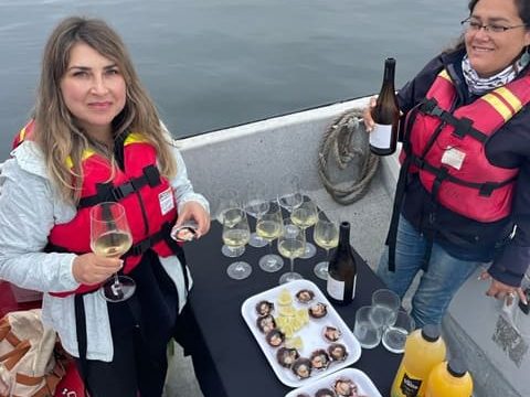 una degustación de ostiones frescos, muchas veces recién extraídos, acompañados de una copa de vino.